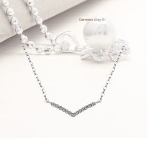 שרשרת v בשיבוץ אבני מעבדה