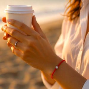 צמיד חוט אדום בשיבוץ אבן מעבדה 0.5ct