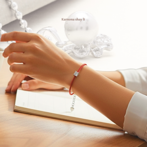 צמיד חוט אדום בשיבוץ אבן מעבדה 0.5ct